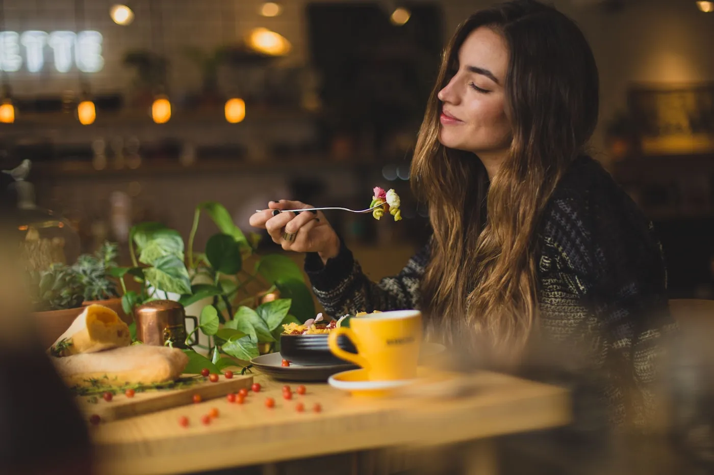 Una clienta disfrutando de una comida en un restaurante