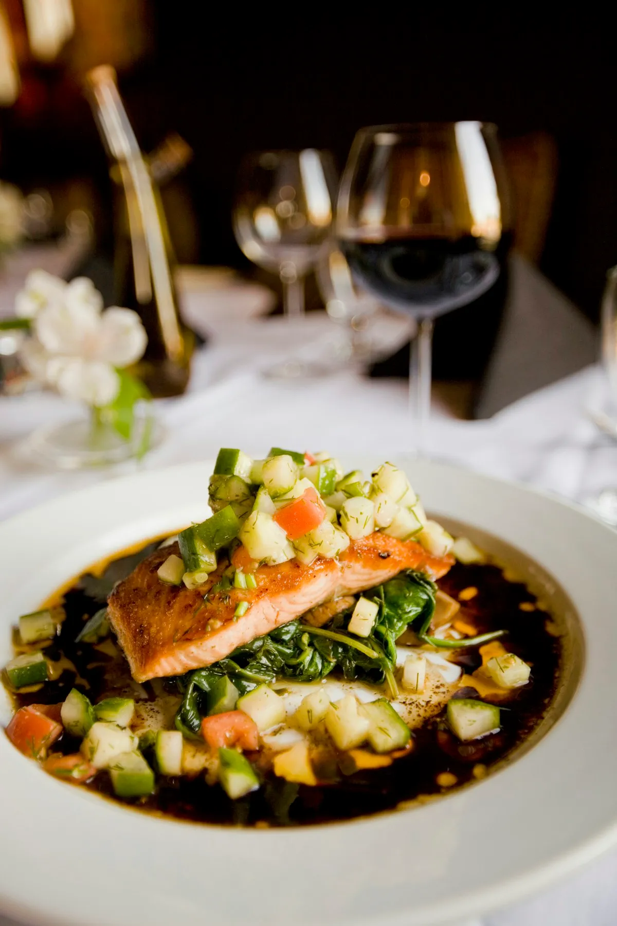 Plato de salmón fotografiado para una carta de restaurante